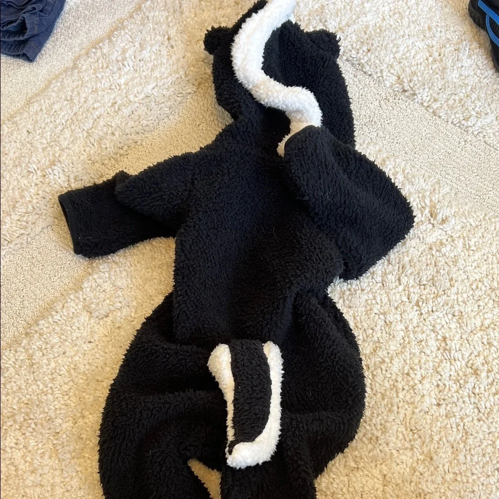 Carters fleece skunk costume one piece - Picture 2 of 3
